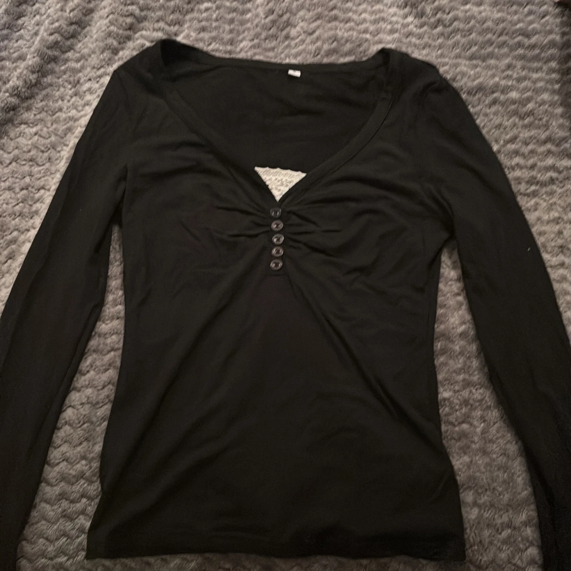 Svart långärmad topp med knappar