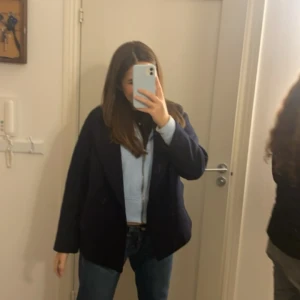 Kappa lindex - En mörkblå kappa perfekt för hösten, storlek xs från vinted. Stilren och perfekt för en klassisk look. för mer frågor är det bara att skriva💕 Orginalpris: 1000kr