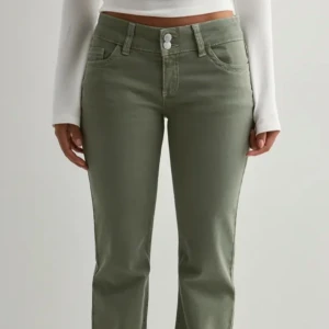 Gröna bootcut byxor med fickor - Jag säljer mina jättefina gröna Nelly stich jeans i storlek 34. De är i helt nytt skick och jag säljer de på grund av att de inte kommer till användning.Midjelängd sida till sida är 38cm och innerbenslängden är 84cm.