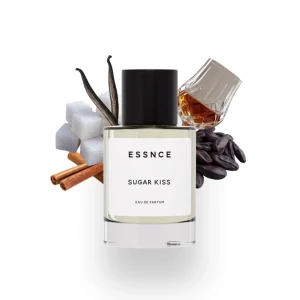 ESSNCE Sugar Kiss Eau de Parfum - ESSNCE Sugar Kiss Eau de Parfum – en modern parfym med stilren design. Perfekt för dig som vill sticka ut med en unik doft. Flaskans etikett visar tydligt namn och märke.