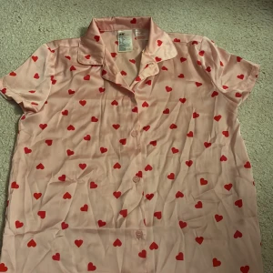 Rosa skjorta med röda hjärtan H&M - Söt kortärmad pyjamas tröja är knappt använd