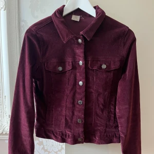 Vinröd manchesterjacka - Manchesterjacka från vero moda i storlek 36, fint skick! Knappt använd. 