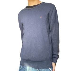 Ulltröja från Tommy Hilfiger - Marinblå Tommy Hilfiger tröja. Väldigt bra skick och inga defekter. Priset kan diskuteras!