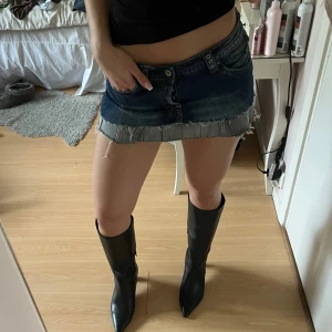 Mini kjol från R&F - Mini jeanskjol från R&F, med många detaljer. Jag har sytt om den själv från ett par jeans till en kjol. Storlek S, midjemått: ca 41cm rakt över. Skriv om du har frågor! 💕