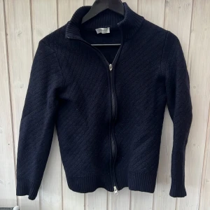 Gran sasso full kashmir zip navy - Size 52 men är krympt! Sitter som xxs -xs. Passar 155-168 cm isch! Hör av dig vid frågor🙌