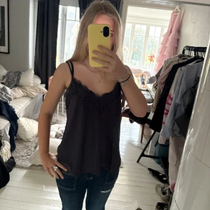 Svart linnetopp med spetsdetalj - ❤️