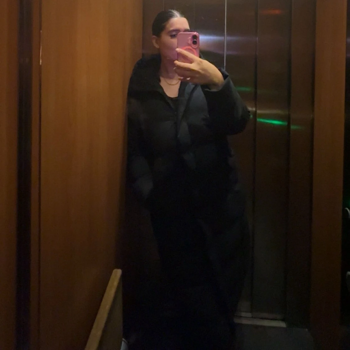 Svart lång vinterjacka