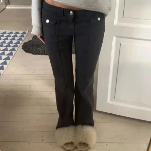 Lågmidjade jeans - Svarta lågmidjade jeans i toppenskick, enda defekten är små slitningar allra längst ner (se sista bilden). Kolla gärna in mina andra annonser, om du vill köpa flera artiklar så kan vi komma överens om ett bra paketpris😊 Just nu finns det fri frakt, kontakta mig!