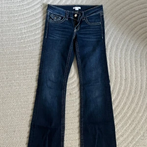 Bootcut jeans - Jeans från Gina tricot med vita sömmar!! Använd köp nu 💗