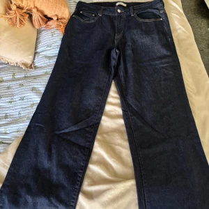 Jeans från Gina  - Jeans från Gina med fina bruna sömmar, oanvända pga passar inte mig. Storlek 38💙mid waist 