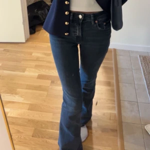 Mörkblå bootcut jeans från gina  - Snygga mörkblå jeans från gina med klassisk bootcut-passform, skriv för frågor eller fler bilder 💗