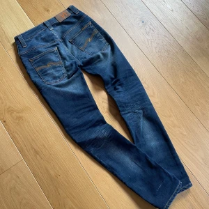 Nudie jeans 28/32 - Säljer ett par feta nudie jeans i storleken 28/32! Modellen heter Thinn Finn och har en slim passform! Har några tecken på användning annars bra skick. Skriv vid funderingar ⚜️⚜️⚜️