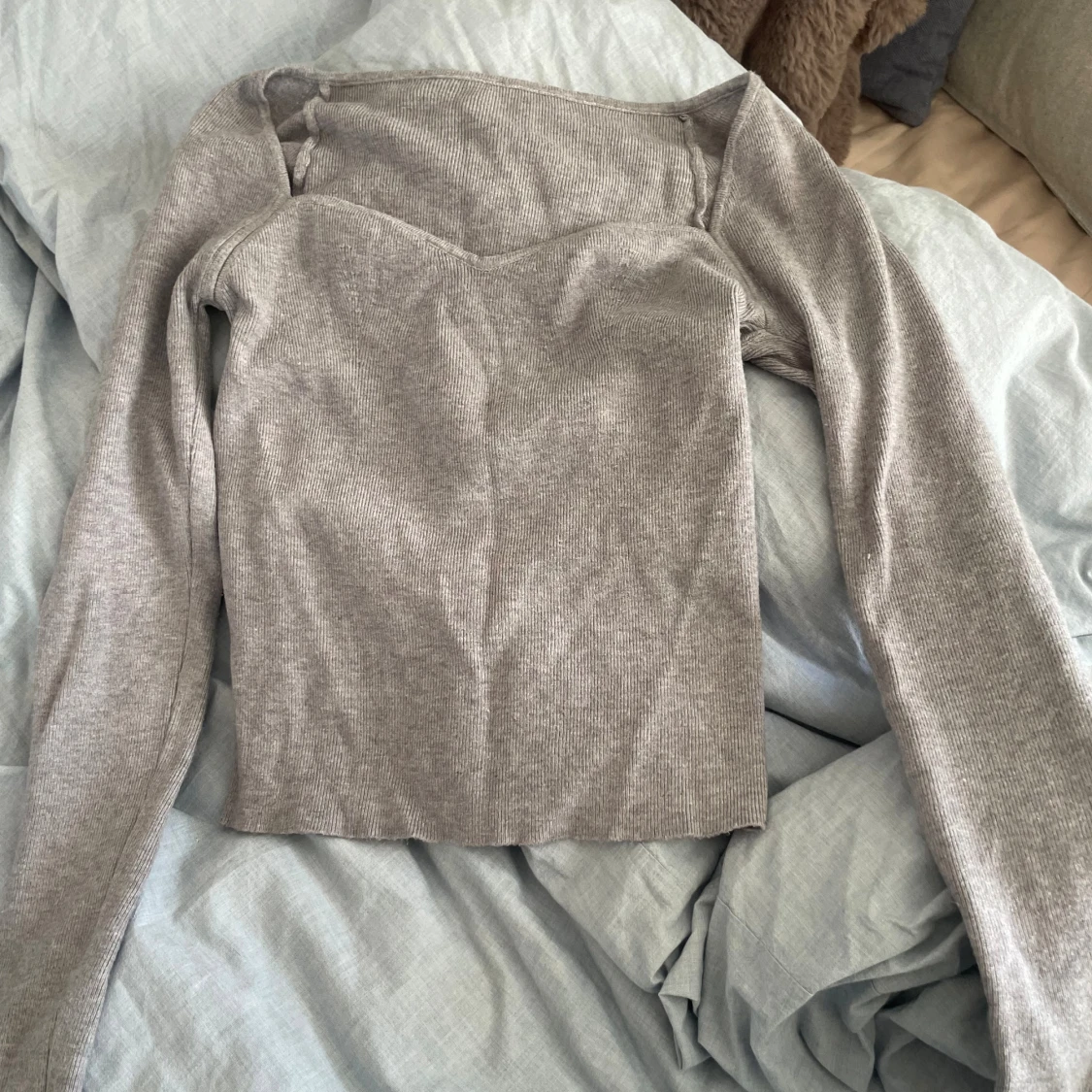 Grå ribbad långärmad topp