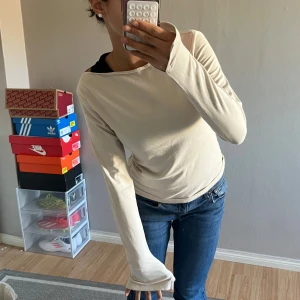 Beige långärmad topp från BikBok - En beige långärmad topp från BikBok i storlek M. Rak passform med båtringning och långa ärmar med liten slits vid ärmslutet. Lite stor för mig och kommer därför inte användning, nyskick! Rensar garderoben, kolla in mina andra kläder så får ni rabatt ju fler plagg ni köper!😇