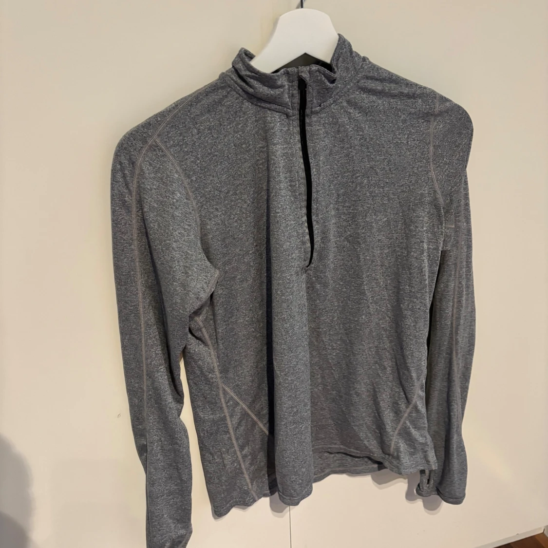 Grå långärmad träningströja med half zip