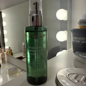 Hickap Preppy Prime Setting Spray - Grön genomskinlig flaska med silvrig pump från Hickap. Preppy Prime Setting Spray ger en matt finish och är 100% vegansk, passar alla hudtyper. Perfekt för att fixera sminket och hålla looken fräsch hela dagen. Se bilden för mängd . Har 2 därför säljer jag denna 