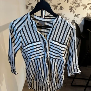 Randig skjorta - Snygg randig skjorta från Vero Moda, jätte skön att ha på och jag har inte upplevt den som genomskinlig!