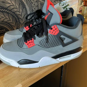 Nike Air Jordan 4 Retro - Säljer ett par Nike Air Jordan 4 Retro infra red i storlek 42. Dem är i väldigt bra skick och priset är inte fast direkt. Kan gärna bytas mot moncler cardigan/Gui vest i storlek s och Lanvins/Valentino opens 42