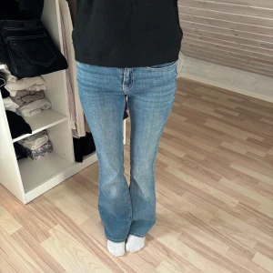 Blå bootcut jeans  - Snygga blå jeans med bootcut-modell💞