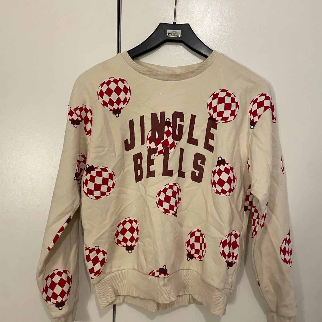 Beige jultröja med Jingle Bells-tryck