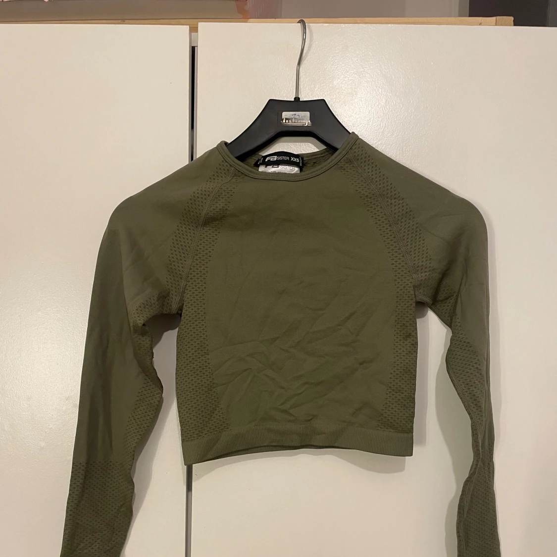 Olivgrön croppad träningströja