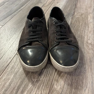 Lanvin skor - Grå lanvins i inte så bra skick, det är hål undertill och även lossnat lite här och där, försöker bara få bort dem så snabbt som möjligt, går dock att använda fortfarande utan att man ser skadorna uppeifrån