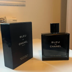 Bleu de Chanel Eau de Parfum - Chanel. Eau de Parfum-varianten, 100 ml. Oanvänd, bara öppnad för bilden.