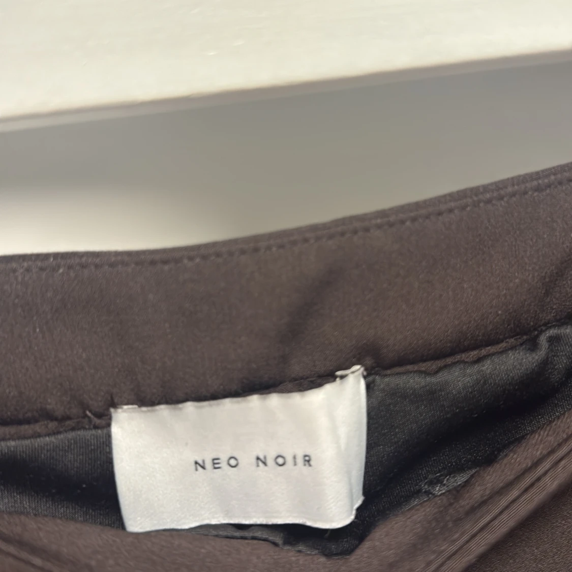 Brun plisserad kjol från Neo Noir - 1