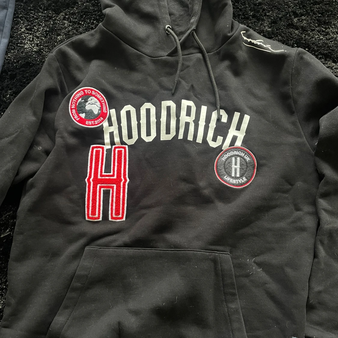 Svart hoodie från Hoodrich med patches