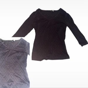 Gråbrun prickig topp med v-ringning - Jätte gullig med ärmar som slutar vid armvecket,  använt en gång, gammal H&M modell