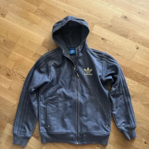 Adidas Jeansjacka - Fet jacka i jeansliknande material | storlek s men lite oversized u modellen