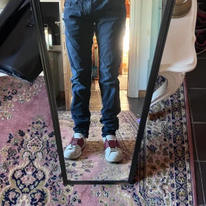 Mörkblå Replay Anbass jeans 34/36  - Säljer ett par mörkblå Replay jeans med klassisk femficksdesign och slim passform. Jeansen har normal midja och är tillverkade i slitstarkt denimtyg. Perfekta för dig som gillar en tidlös och clean look. Modellen är 178 70kg midja 44cm längd 111cm (24)