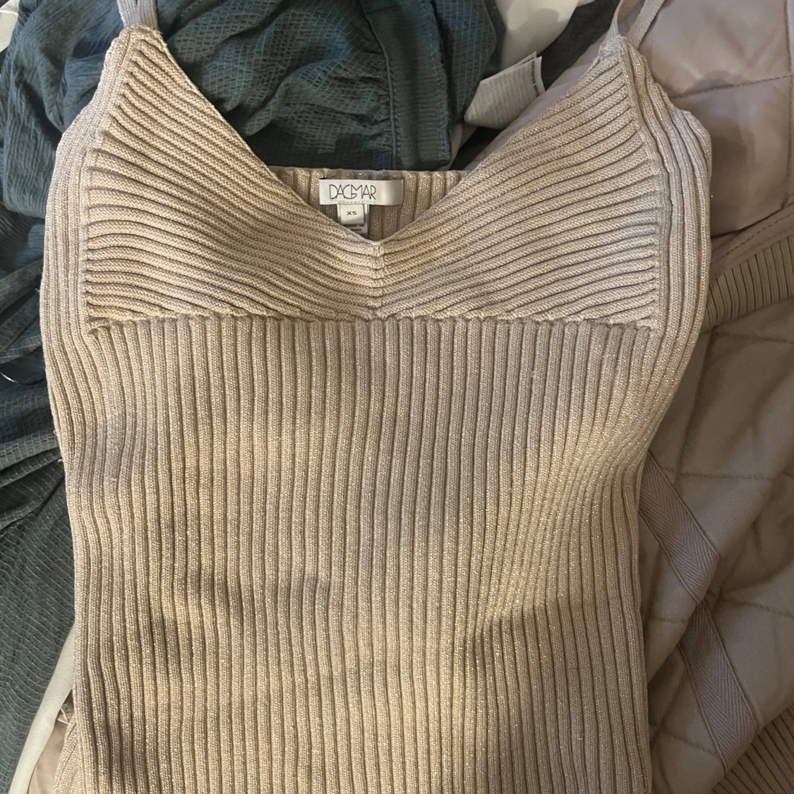 Beige ribbad linnetopp från Dagmar