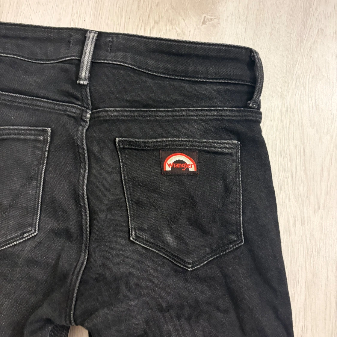 Svarta flare jeans från Wrangler - 1