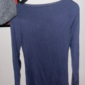 Blå långärmad topp från Intimissimi - Superskön blå långärmad topp från Intimissimi i ultralätt material med kashmir. Enkel och stilren design med rund halsringning, perfekt att styla med jeans eller kjol. Tunn och mjuk känsla mot huden.