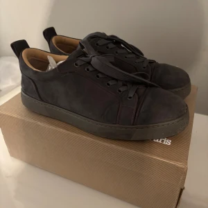 Christian Louboutin - Gråa loubs i storlek 42, avgör skicket utifrån bilderna, box tillkommer, Säljs pga kommer inte till användning, köpta på Plick!