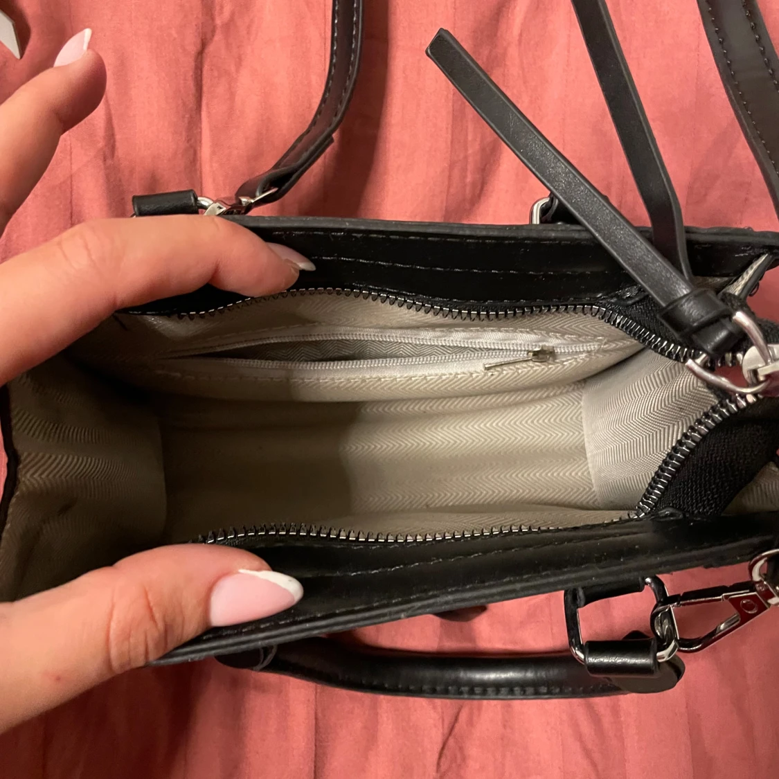 Två små handväskor i svart och grått - 2