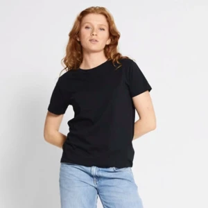 Svart kortärmad topp från 157 - Säljer en svart kortärmad topp från 157 i storlek XS. Den är tillverkad i ett mjukt material som känns skönt mot huden.