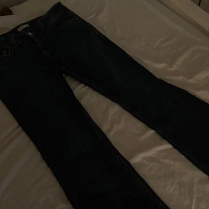 Mörkblå bootcut jeans från Perfect Jeans - Snygga mörkblå jeans från Perfect Jeans i klassisk bootcut-modell. Jeansen har kontrastsömmar, fem fickor och normal passform. Tillverkade i slitstarkt denimtyg som ger en tidlös look. Perfekta för dig som gillar en lite vidare benslut. Aldrig andvända då dom är förstora för mig. kostar egetligen 500 kr men säljer för 250 kr! 