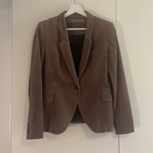 Kavaj - Brun kavaj i manchester matereal. Går att använda som jacka, kofta, kavaj mm 🤩storlet uppskattas till S men står M på plagget 