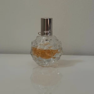 Ariana Grande – Ari - Ariana Grande – Ari (30 ml). 🌸           Halvfull flaska i fint skick! En söt och fruktig doft med inslag av päron, hallon och marshmallow, balanserad med mjuka toner av vanilj och mysk. En lekfull men feminin parfym som passar perfekt till vardag eller dejtkväll.