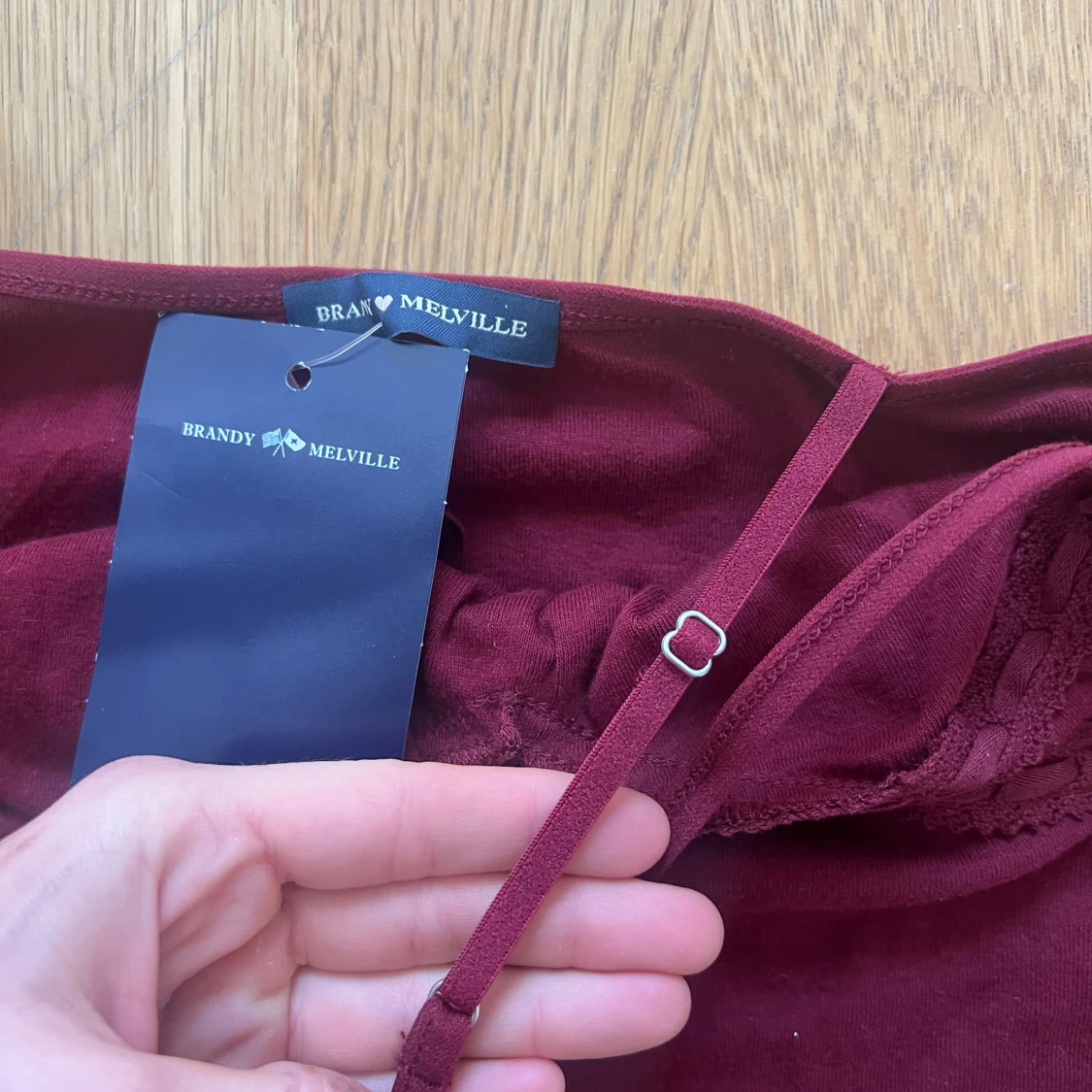 Vinröd linnetopp från Brandy Melville - 1