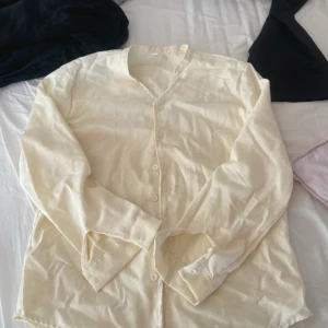 Beiga linnesett med resår i midjan M - Säljer ett par beiga linnebyxor i storlek M. Byxorna har resår och snörning i midjan samt sidfickor. De är raka i modellen och gjorda i ett luftigt linnematerial, perfekta för varmare dagar. Aldrig använda då dem ej passade min kille…!