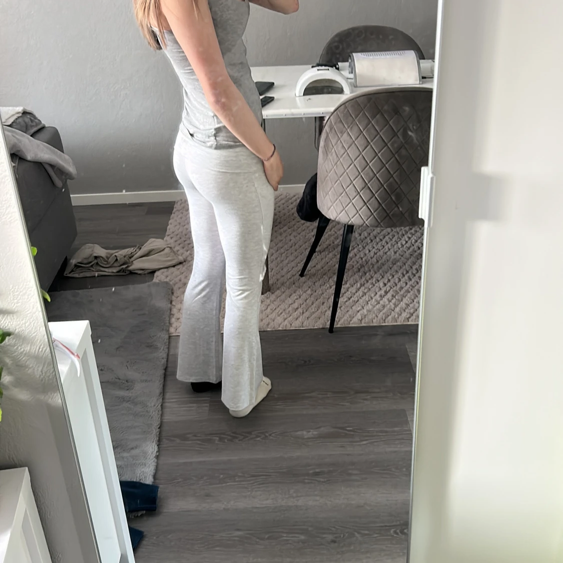 Ljusgrå bootcut mjukisbyxor