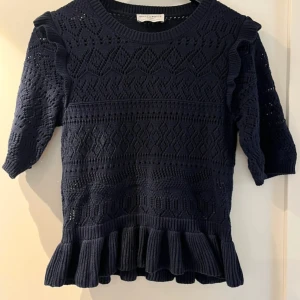 Mörkblå virkad blus - Mörkblå virkad blus från holly & whyte . Storlek xs, nyskick!