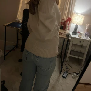 Ljusblå raka jeans från Arrow - Säljer ett par ljusblå jeans från weekday med klassisk femficksdesign och raka ben. Jeansen har normal passform och är tillverkade i jeansmaterial med dragkedja och knapp framtill. Perfekta för dig som gillar en enkel och tidlös look.