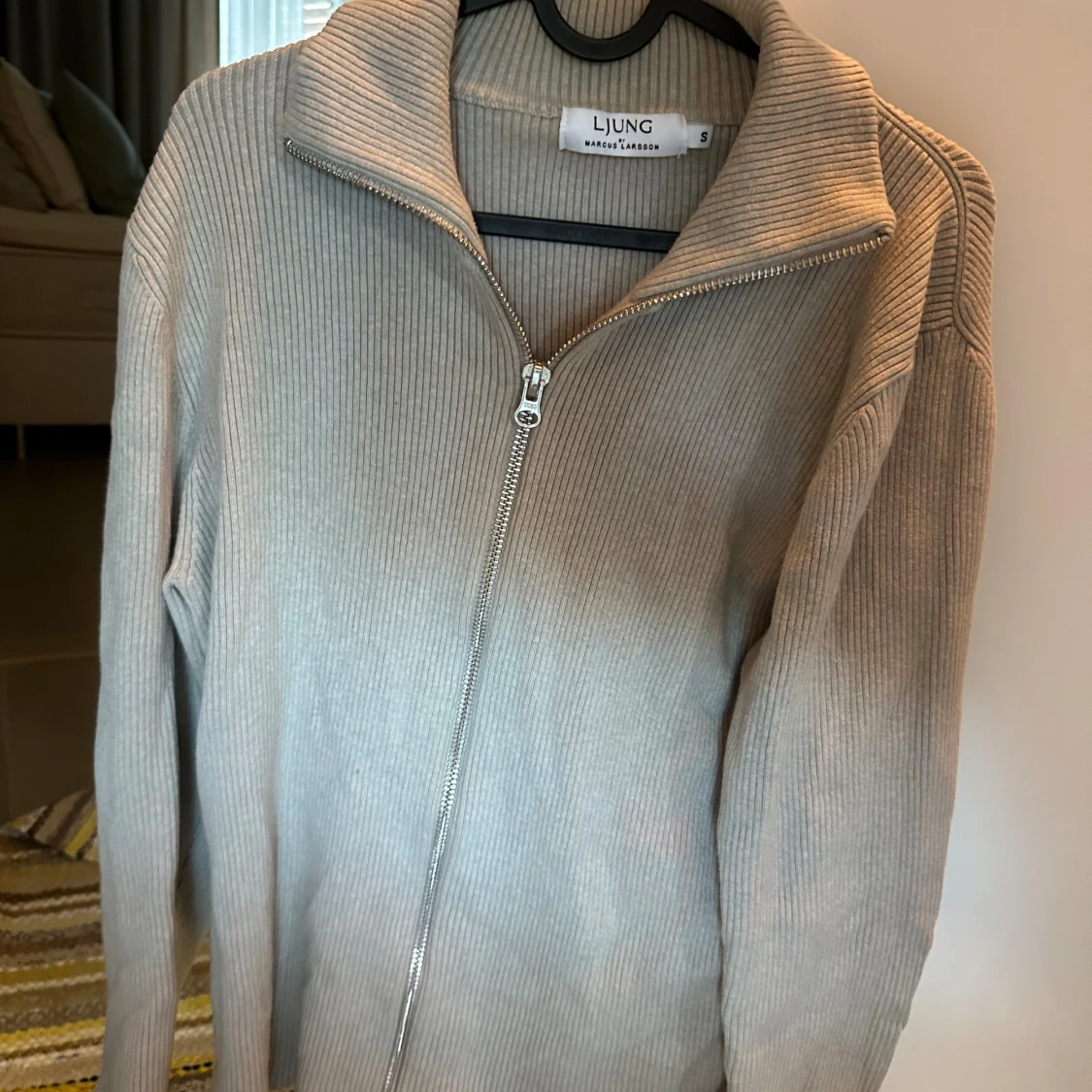 Beige ribbad kofta från Ljung
