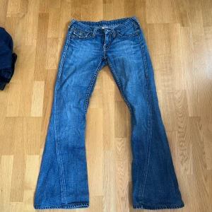 Low waist bootcut true religion  - Vintage Low waist bootcut true religion jeans med brodering på bakfickan. Jag är 170 och brukar ha storlek 36/S