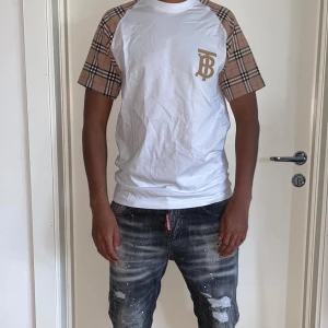 Burberry t shirt strl S - Helt ny. Fin replika med grym kvalitet. Modellen är 175cm väger 67 kg,Bär storlek S på bilden. Normal i passformen. Pris: 999kr. Först till kvarn. 