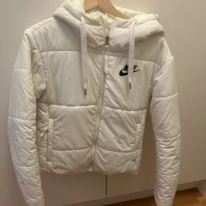 Vit Nike jacka - En vit Nike jacka som kan vändas åt båda hållen och användas! 